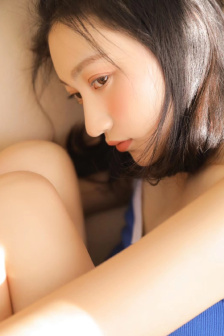 不扣纽扣的女孩